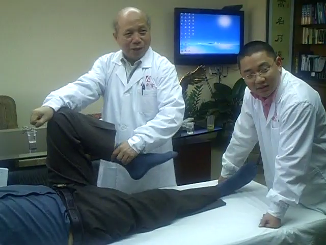 2009年中国骨伤十大名老中医韦贵康教授来扶正堂指导教学